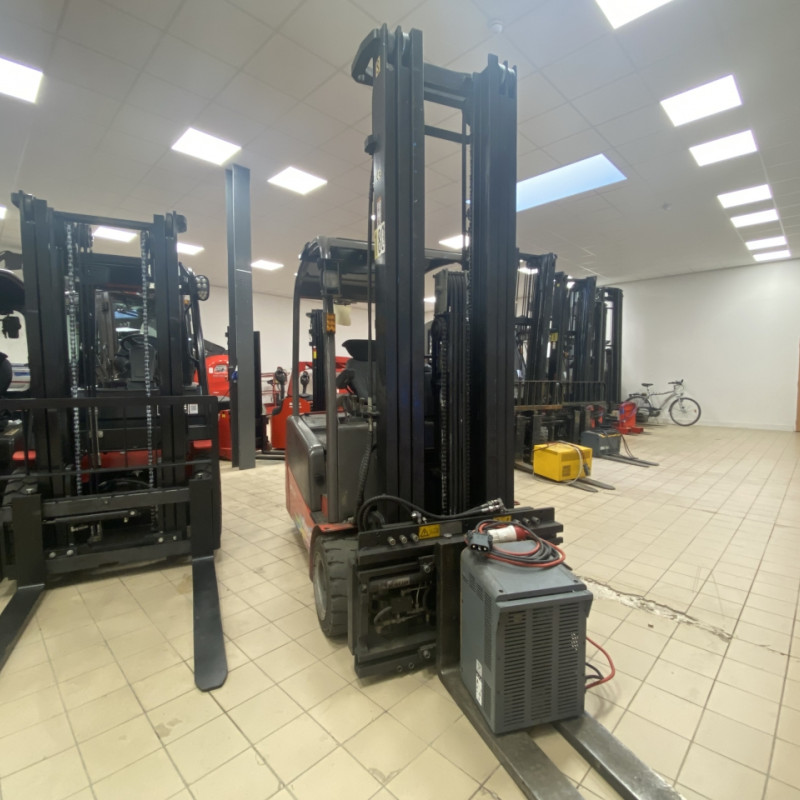 Chariot à mât Manitou ME320